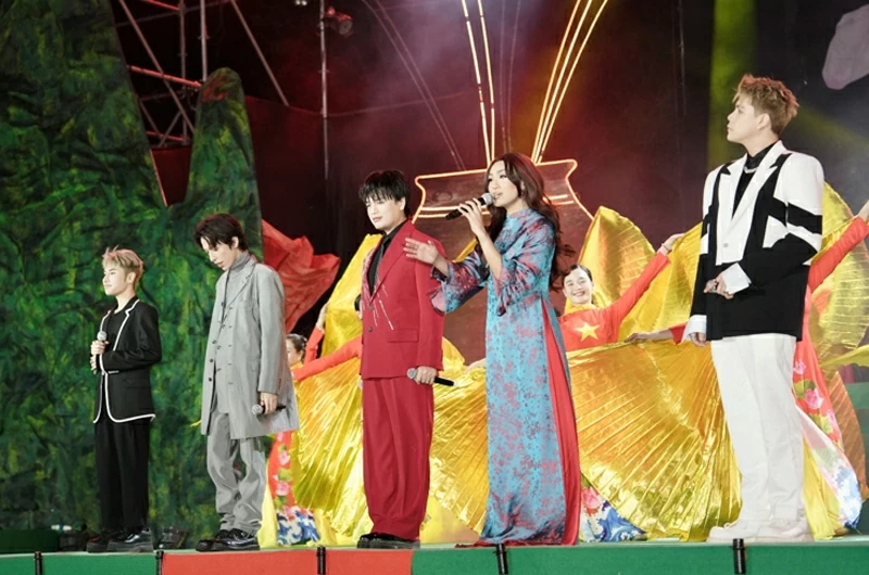 Ca sĩ Nguyễn Trần Trung Quân cùng các học trò biểu diễn tại chương trình