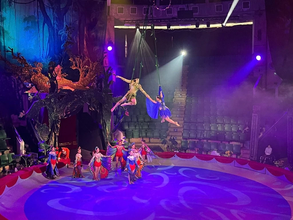 2.13: Chuyện chưa kể về nghệ sĩ xiếc phía sau ánh đèn sân khấu 2.13: Chuyện chưa kể về nghệ sĩ xiếc phía sau ánh đèn sân khấu