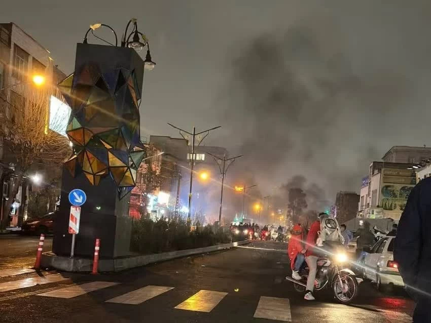 Khói bao trùm khu Nezamabad, thủ đô Tehran (Iran) giữa các cuộc biểu tình ngày 4-1. Ảnh: IRAN INTERNATIONAL