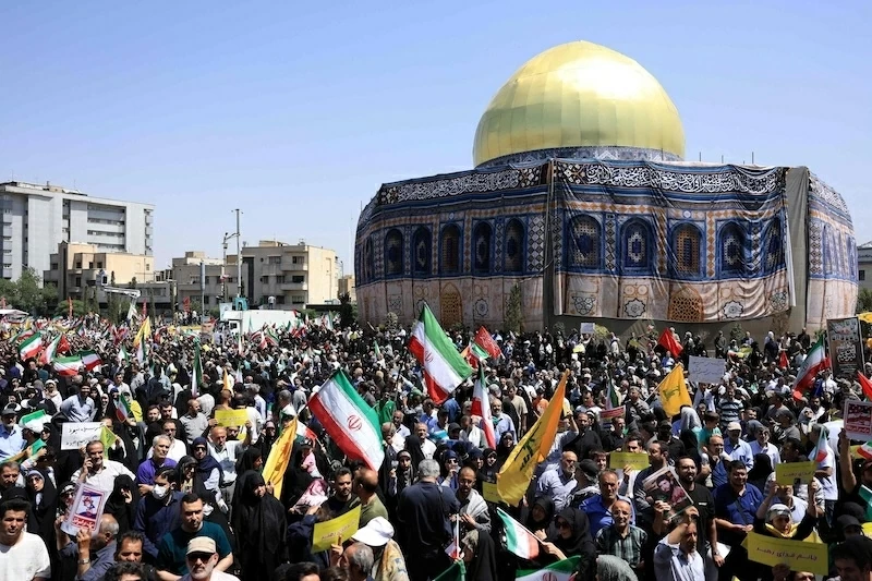 Khói bao trùm khu Nezamabad, thủ đô Tehran (Iran) giữa các cuộc biểu tình ngày 4-1. Ảnh: IRAN INTERNATIONAL