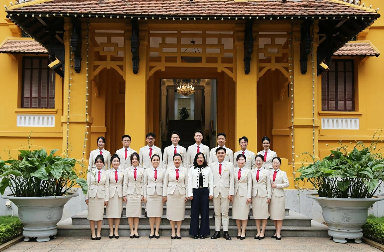 Thứ trưởng Lê Thị Thu Hằng chụp bức ảnh lưu niệm cùng đonà