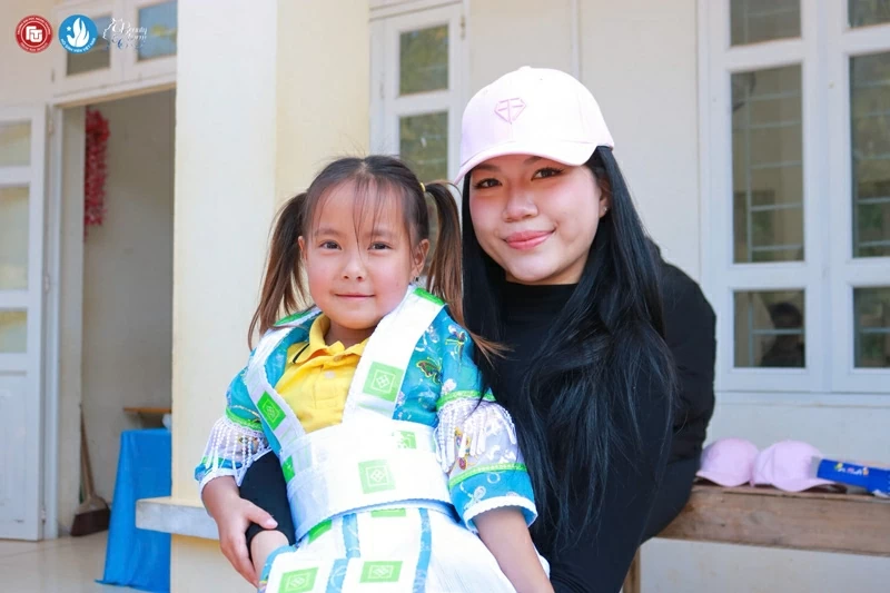 Những nụ cười vùng cao trong hành trình nhân ái của nữ sinh Ngoại thương