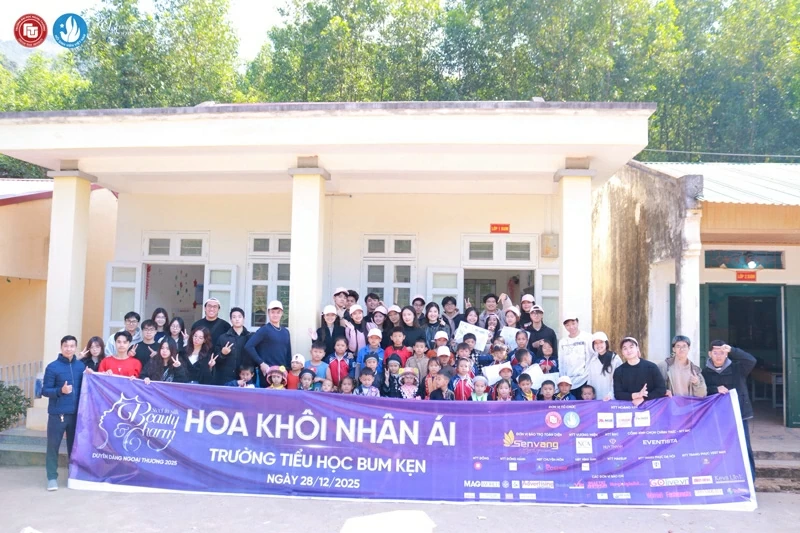 Top 12 Miss & Manhunt trong buổi gặp gỡ, giao lưu với các em nhỏ có hoàn cảnh đặc biệt tại Trường Tiểu học Bum Kẹn Top 12 Miss & Manhunt trong buổi gặp gỡ, giao lưu với các em nhỏ có hoàn cảnh đặc biệt tại Trường Tiểu học Bum Kẹn