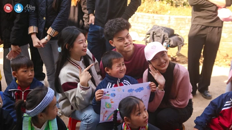 Sự háo hức của các em học sinh khi tham gia buổi sinh hoạt Sự háo hức của các em học sinh khi tham gia buổi sinh hoạt