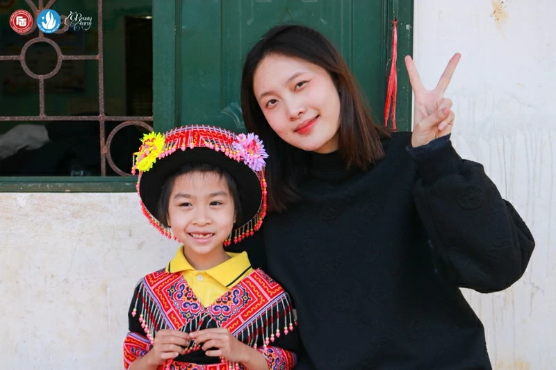 Em Hồng Nhung vui vẻ khi tham gia buổi sinh hoạt cùng các Miss và Manhunt