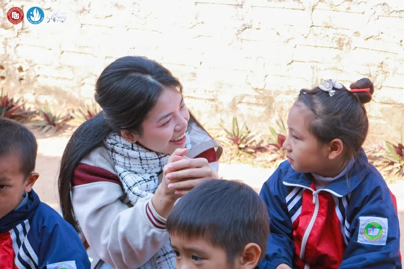 Thí sinh SBD 09 Đỗ Thảo Nhi cùng giao lưu với các em học sinh Thí sinh SBD 09 Đỗ Thảo Nhi cùng giao lưu với các em học sinh