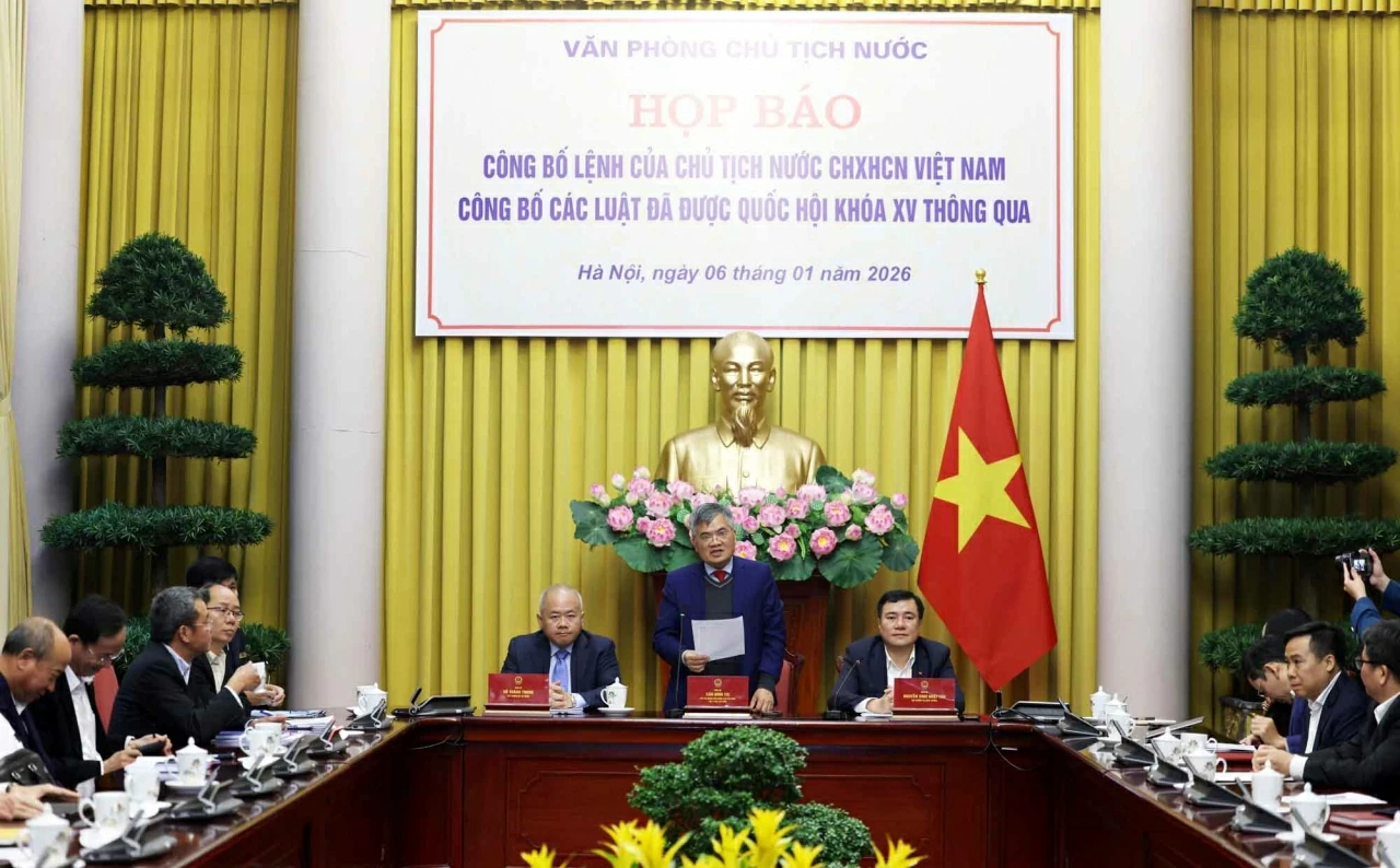 Công bố Lệnh của Chủ tịch nước về 12 luật trong vừa được Quốc hội thông qua Công bố Lệnh của Chủ tịch nước về 12 luật trong lĩnh vực kinh tế vừa được Quốc hội thông qua