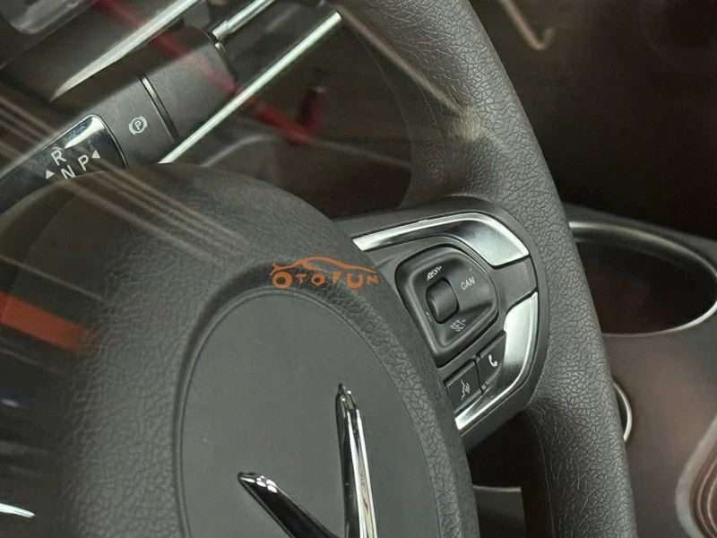 Vô-lăng có nút, nhưng chức năng chính hiện thấy là Cruise Control.