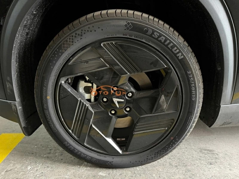 VinFast Limo Home được trang bị mâm 19 inch, lớn hơn mâm 18 trên Limo Green. VinFast Limo Home được trang bị mâm 19 inch, lớn hơn mâm 18 trên Limo Green.