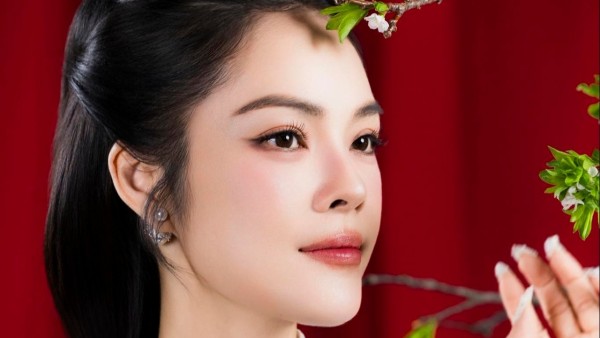 Sao Việt: Hoa hậu Hà Trúc Linh mặc gợi cảm, diễn viên Dương Cẩm Lynh rạng rỡ với áo dài