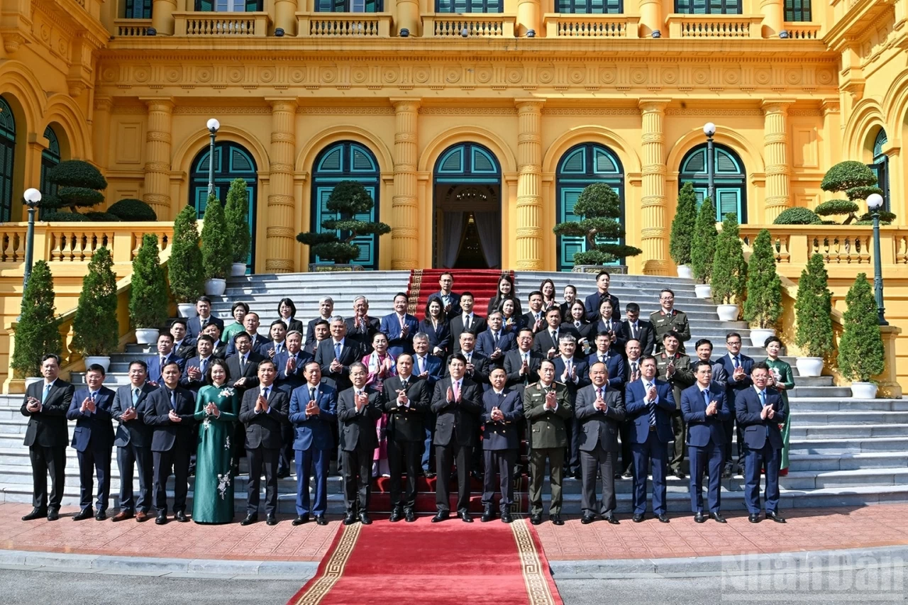 Chủ tịch nước Lương Cường trao quyết định bổ nhiệm Phó Chánh án Tòa án Nhân dân tối cao Chủ tịch nước Lương Cường trao quyết định bổ nhiệm Phó Chánh án Tòa án Nhân dân tối cao