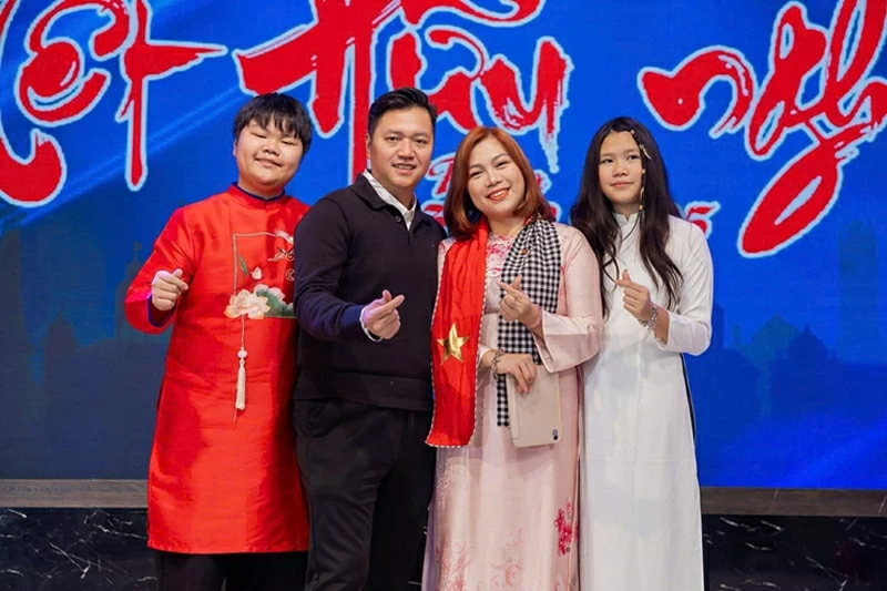 Các thế hệ trong gia đình người Việt tại Czech vui “Tết Hữu nghị”.