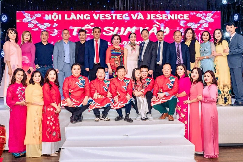 Hội làng Vestec và Jesenice luôn được duy trì trong các hoạt động gìn giữ văn hóa của cộng đồng người Việt Nam tại CH Czech. Hội làng Vestec và Jesenice luôn được duy trì trong các hoạt động gìn giữ văn hóa của cộng đồng người Việt Nam tại CH Czech.