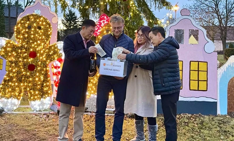 Người dân Czech – Việt cùng nhau quyên góp trong các hoạt động thiện nguyện. Người dân Czech – Việt cùng nhau quyên góp trong các hoạt động thiện nguyện.