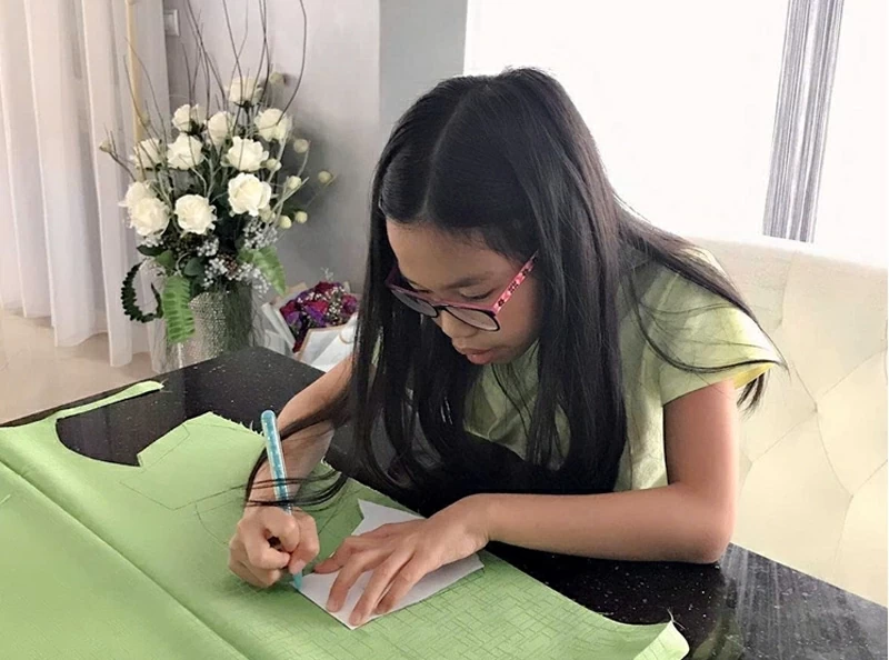 Các em bé thiếu nhi thiết khuôn để cắt may khẩu trang trong đại dịch COVID-19.