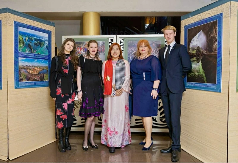 Bà Nguyễn Diệu Linh - Phó Chủ tịch Hội người Việt Nam tại Vestec và Jesenice cùng bà Iva Řehulková, Phó Thị trưởng thành phố Jesenice và người dân thành phố trong chương trình “Tết Hữu nghị”. Bà Nguyễn Diệu Linh - Phó Chủ tịch Hội người Việt Nam tại Vestec và Jesenice cùng bà Iva Řehulková, Phó Thị trưởng thành phố Jesenice và người dân thành phố trong chương trình “Tết Hữu nghị”.