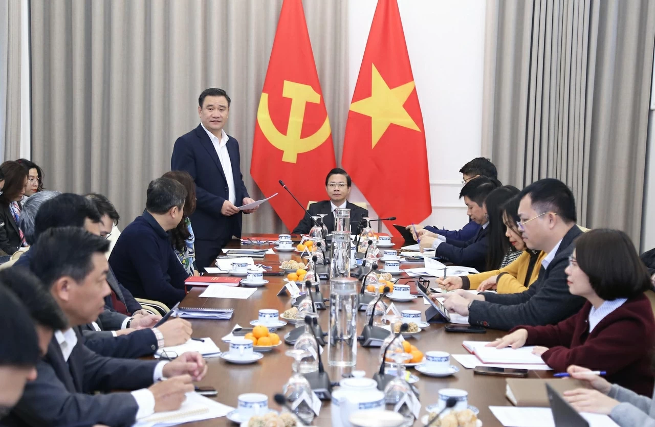 Cục trưởng Cục Lễ tân Nhà nước và Phiên dịch đối ngoại, Phó trưởng Tiểu ban Thường trực Lê Công Dũng báo cáo tại cuộc họp. (Ảnh: Thành Long)