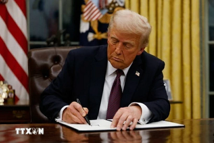 Điểm tin thế giới sáng 8/1: Mỹ tăng ngân sách quốc phòng lên mức khổng lồ, Nhật Bản phản đối giàn khoan di động Trung Quốc, Nga điều một tàu ngầm hộ t