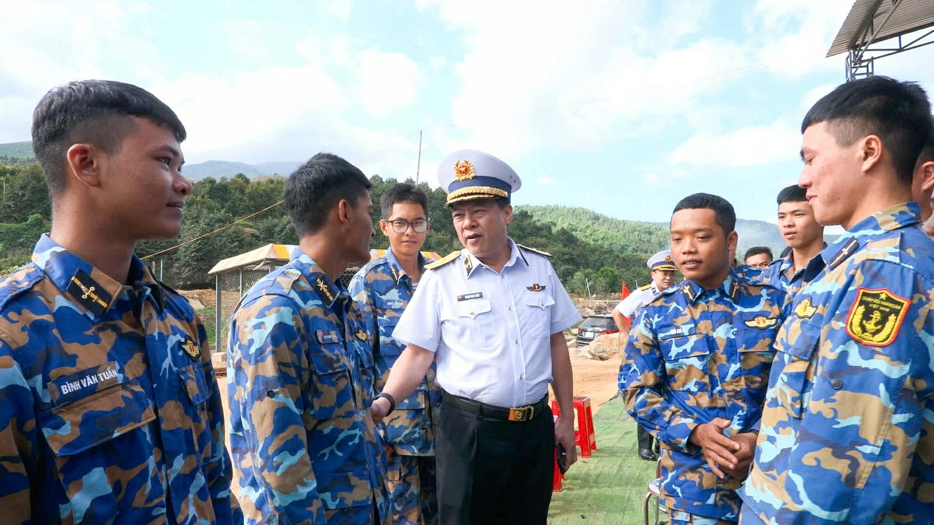 Chuẩn Đô đốc Phạm Minh Tuấn động viên bộ đội hoàn thành xuất sắc nhiệm vụ chiến dịch Quang Trung