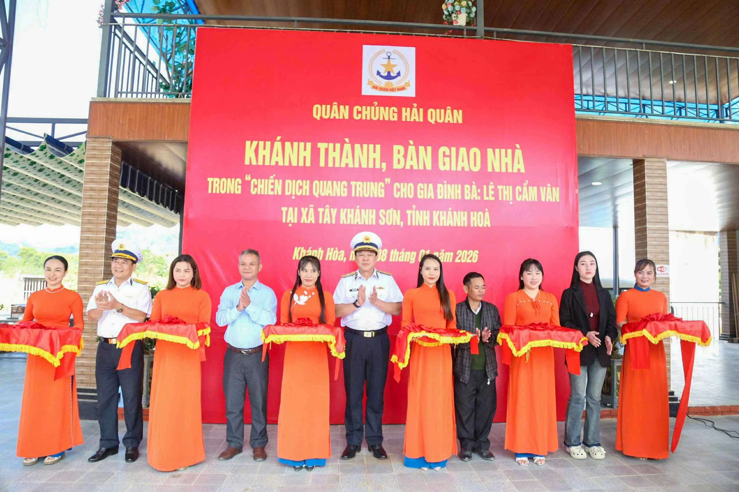 Các đại biểu cắt băng khánh thành nhà mới cho gia đình chị Lê Thị Cẩm Vân