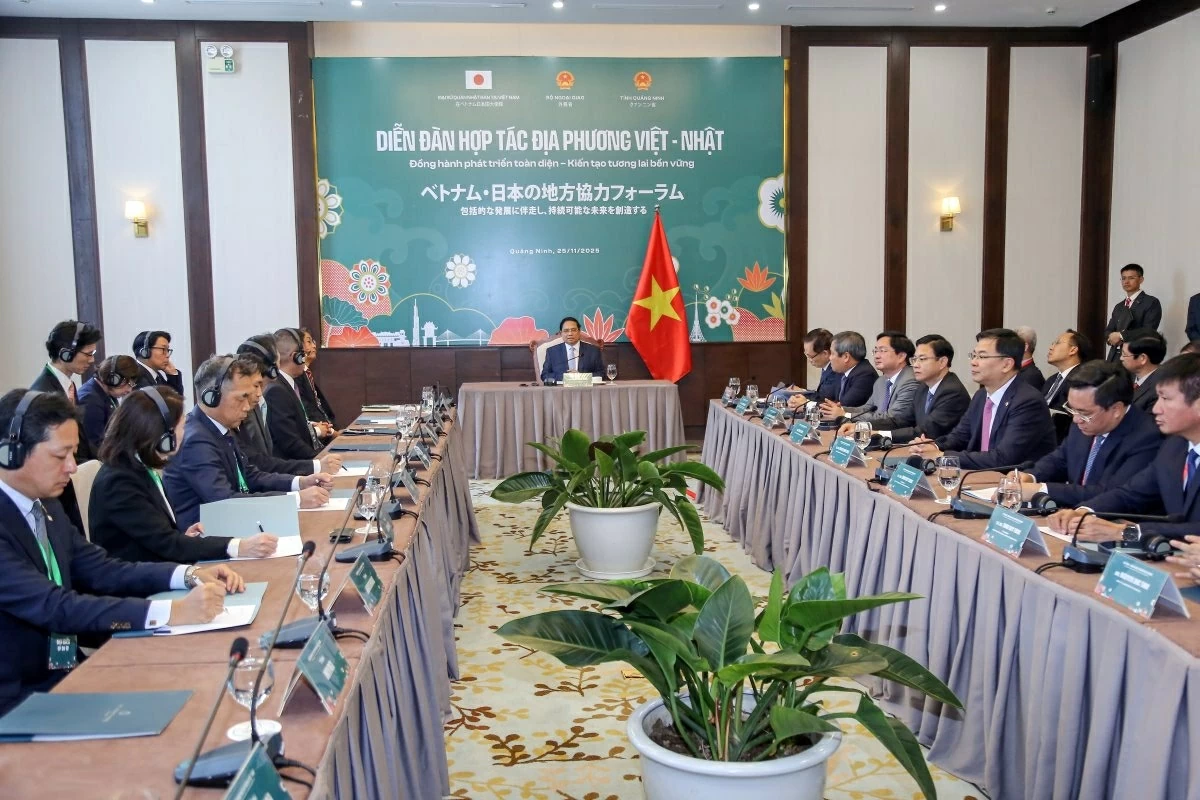 Thủ tướng Phạm Minh Chính tiếp lãnh đạo, đại diện các địa phương Nhật Bản tham dự Diễn đàn hợp tác địa phương Việt – Nhật, ngày 25/11, tại Quảng Ninh. (Ảnh: Thành Long)