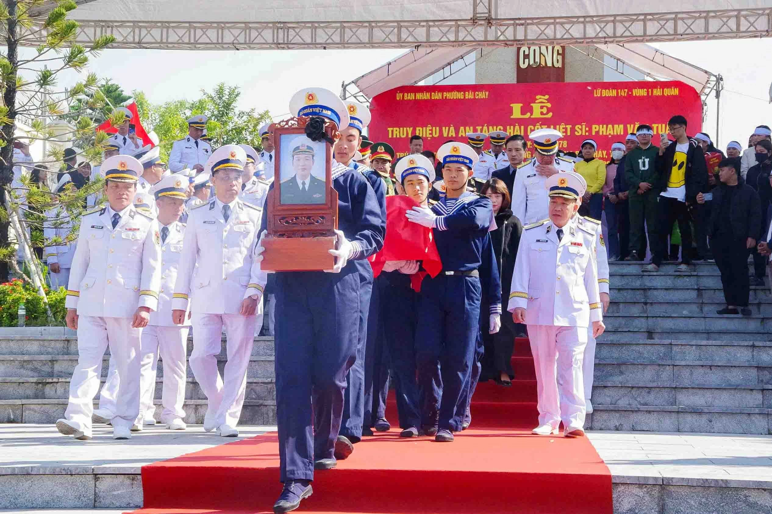 Trao Bằng Tổ quốc ghi công cho chiến sĩ Hải quân hy sinh tại Trường Sa Trao Bằng Tổ quốc ghi công cho chiến sĩ Hải quân hy sinh tại Trường Sa