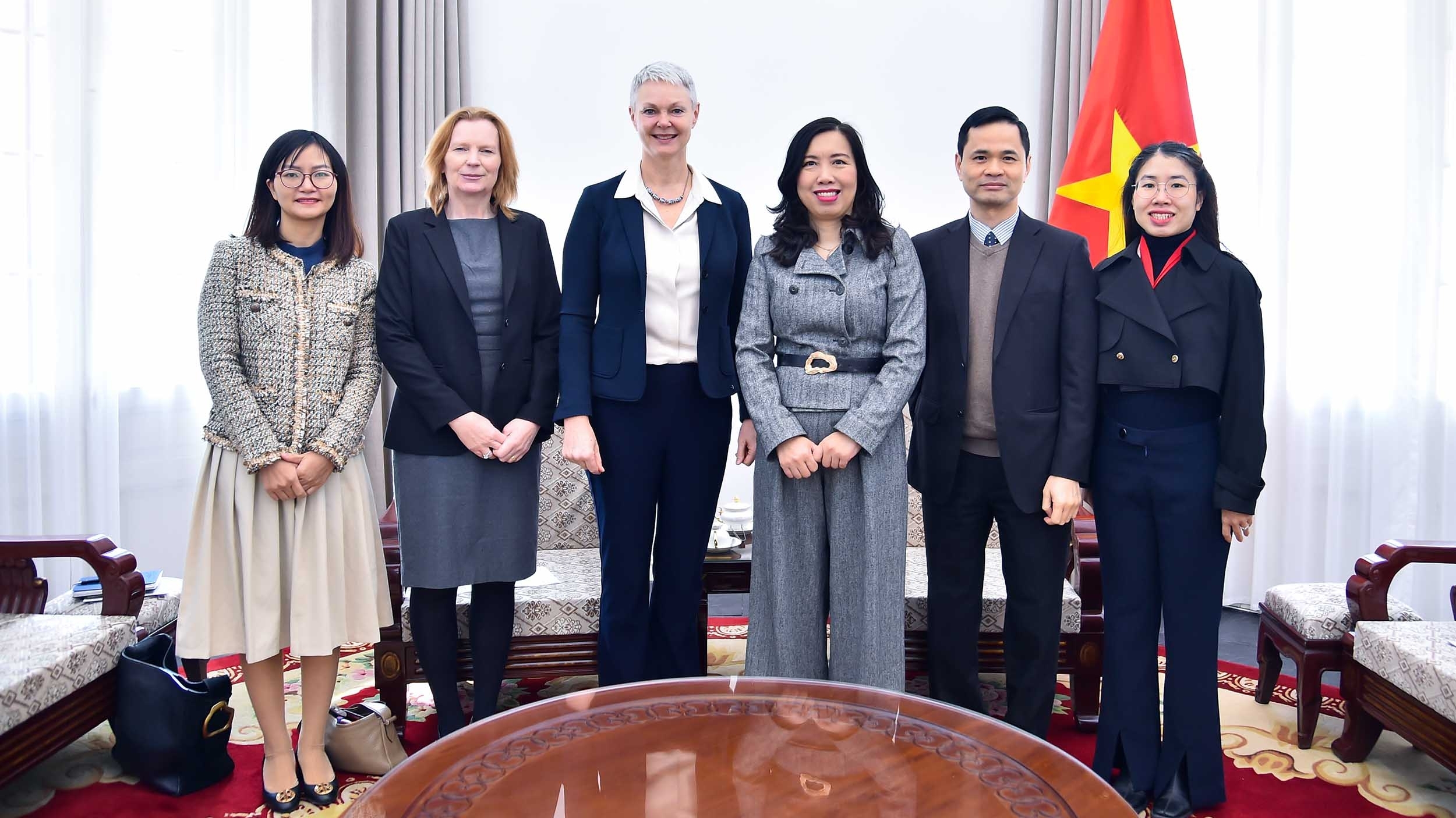 Thứ trưởng Ngoại giao Lê Thị Thu Hằng tiếp Đại sứ Na Uy