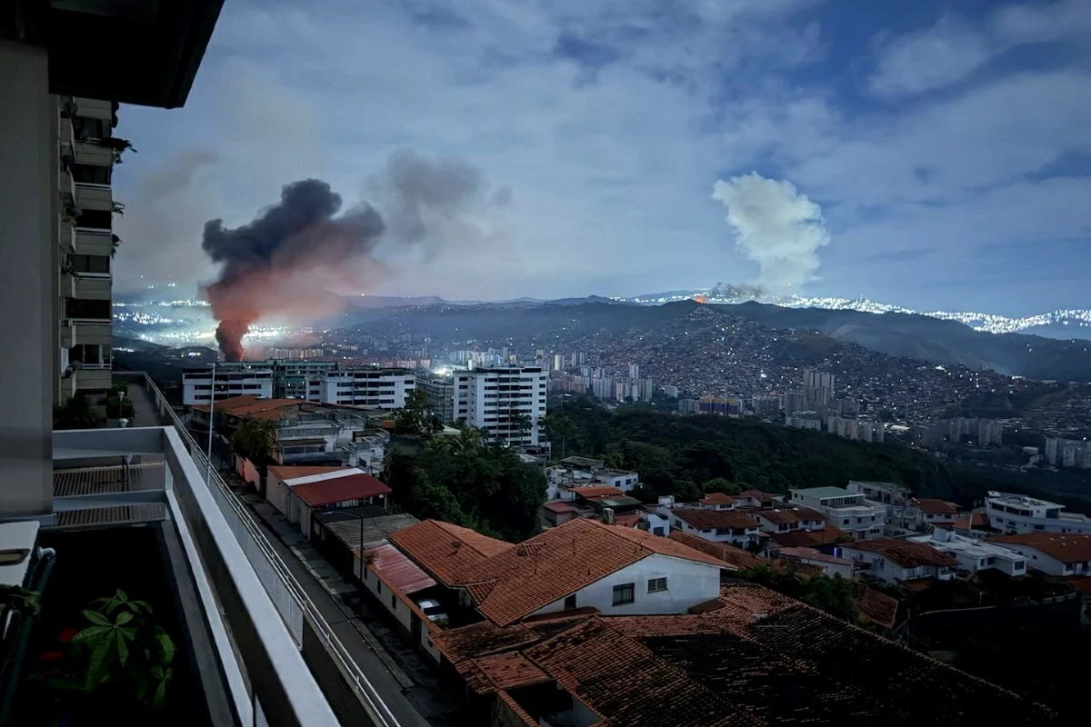 Khói bốc lên từ các địa điểm bị quân đội Mỹ tấn công tại thủ đô Caracas, Venezuela ngày 3/1. (Nguồn: CNN) Khói bốc lên từ các địa điểm bị quân đội Mỹ tấn công tại thủ đô Caracas, Venezuela ngày 3/1. (Nguồn: CNN)