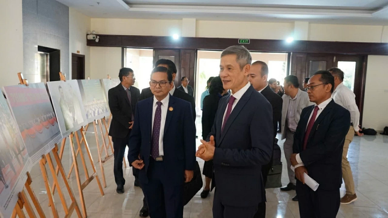 Đại sứ Nguyễn Minh Vũ giới thiệu với các đại biểu tại Triển lãm ảnh. (Nguồn: ĐSQ Việt Nam tại Campuchia)
