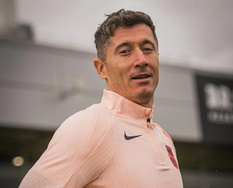HLV Flick thừa nhận Lewandowski có thể rời Barca