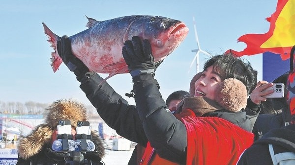 Trung Quốc khai mạc mùa đánh bắt cá trên băng