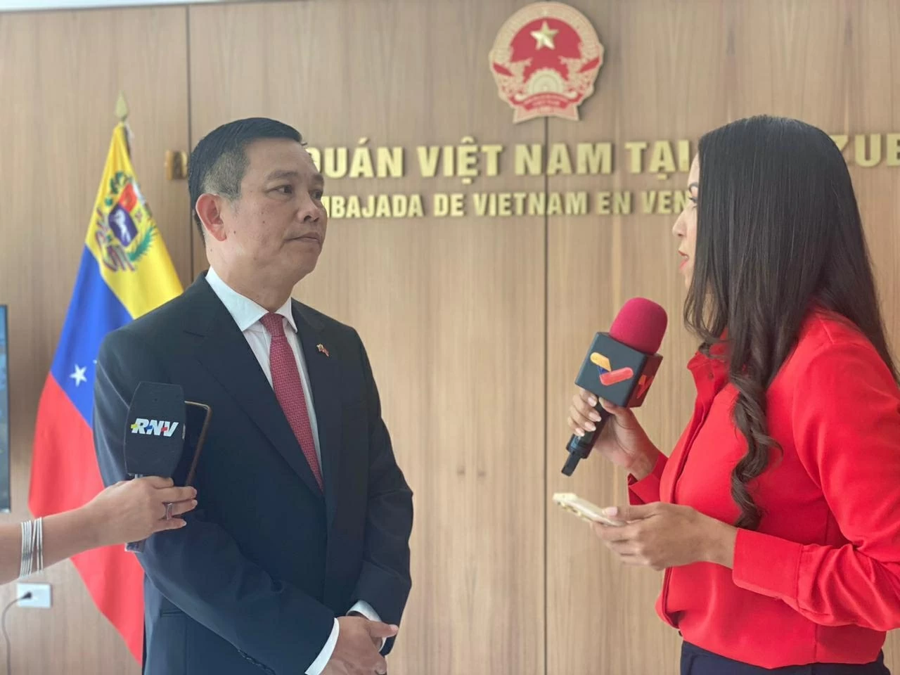 Nhiều nhà báo Venezuela bày tỏ sự quan tâm sâu sắc tới Đại hội XIV của Đảng Cộng sản Việt Nam Nhiều nhà báo Venezuela bày tỏ sự quan tâm sâu sắc tới Đại hội XIV của Đảng Cộng sản Việt Nam