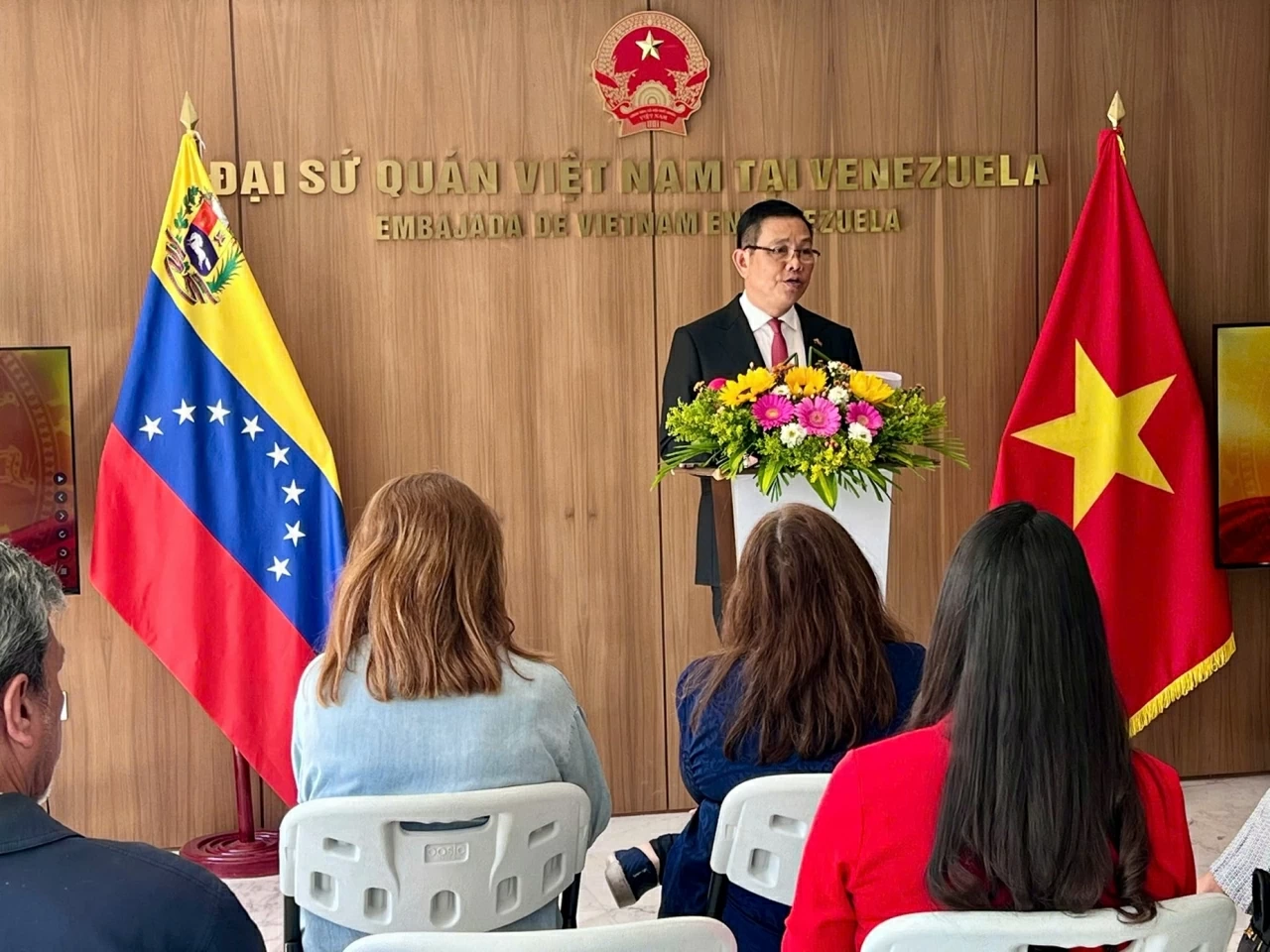 Nhiều nhà báo Venezuela bày tỏ sự quan tâm sâu sắc tới Đại hội XIV của Đảng Cộng sản Việt Nam Nhiều nhà báo Venezuela bày tỏ sự quan tâm sâu sắc tới Đại hội XIV của Đảng Cộng sản Việt Nam