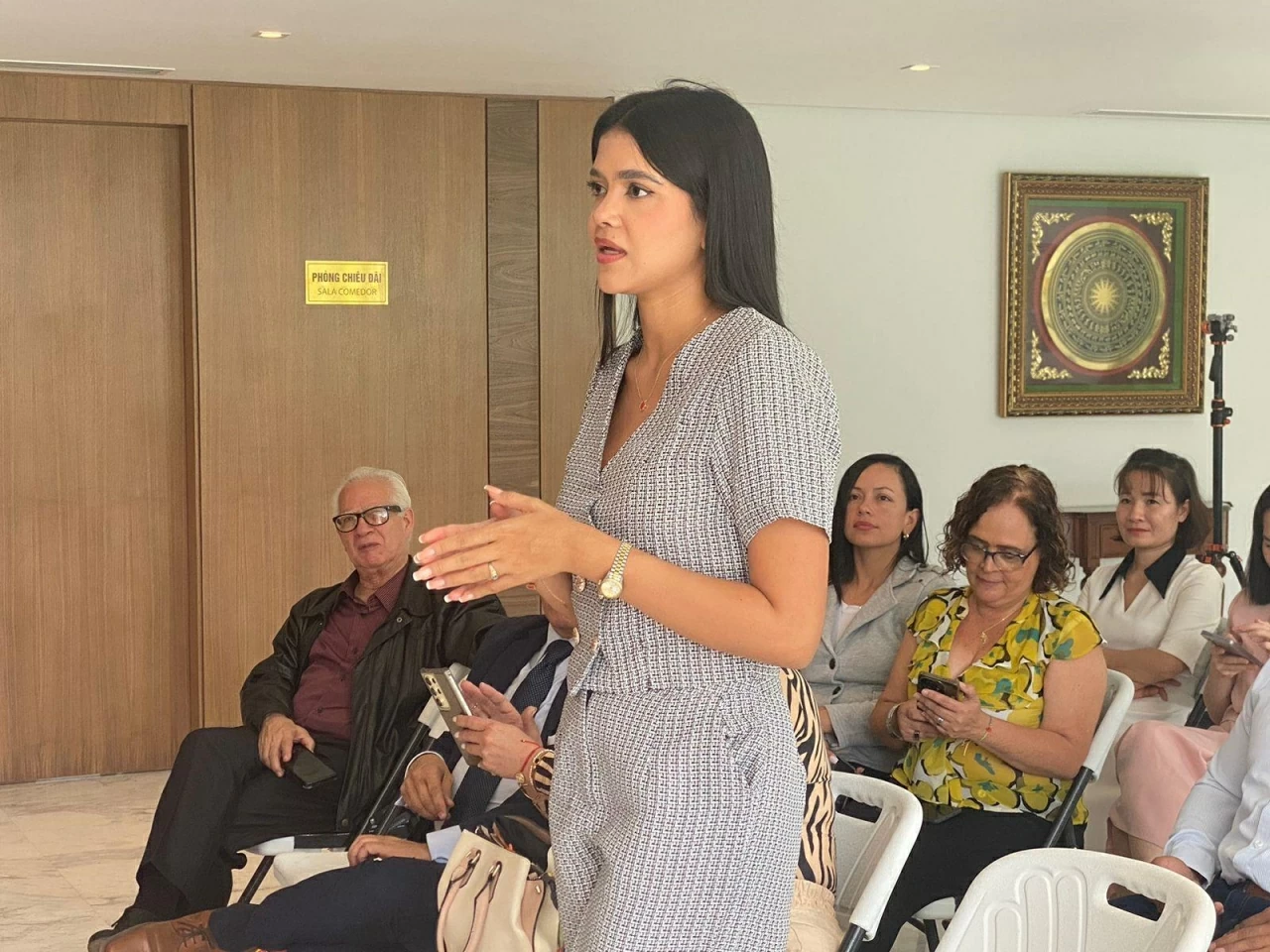 Nhiều nhà báo Venezuela bày tỏ sự quan tâm sâu sắc tới Đại hội XIV của Đảng Cộng sản Việt Nam Nhiều nhà báo Venezuela bày tỏ sự quan tâm sâu sắc tới Đại hội XIV của Đảng Cộng sản Việt Nam