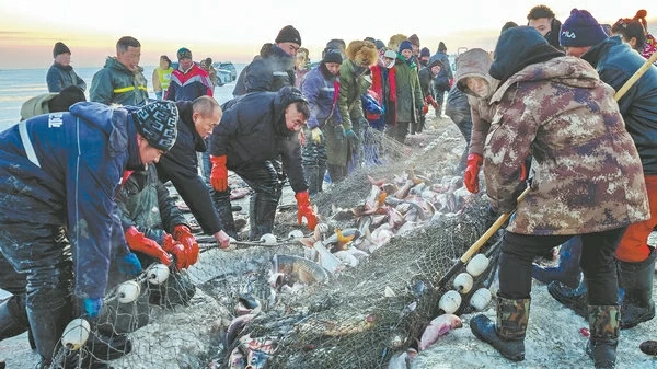 Trung Quốc khai mạc mùa đánh bắt cá trên băng Trung Quốc khai mạc mùa đánh bắt cá trên băng