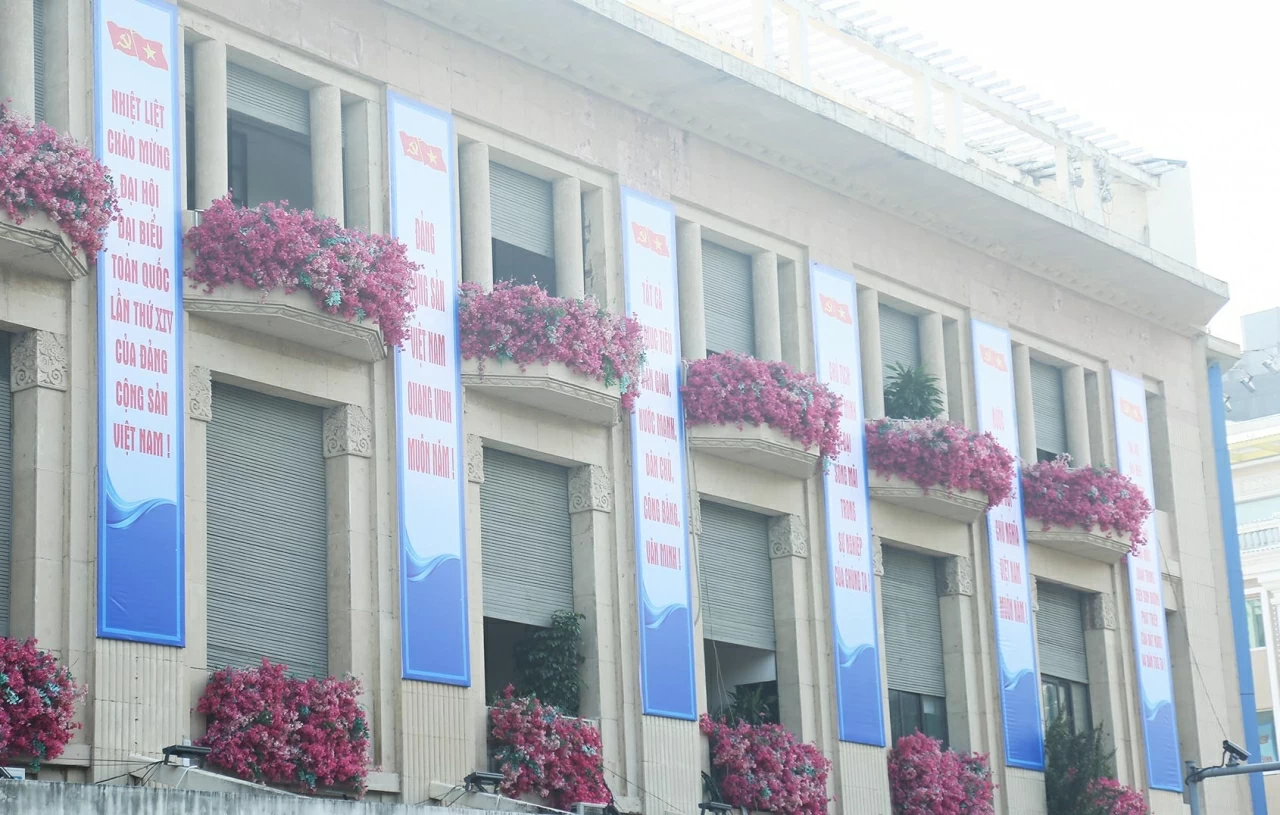 Những biểu ngữ, băng rôn được đặt tại các nút giao thông lớn, tạo điểm nhấn trong không gian đô thị. (Ảnh: Thành Long)