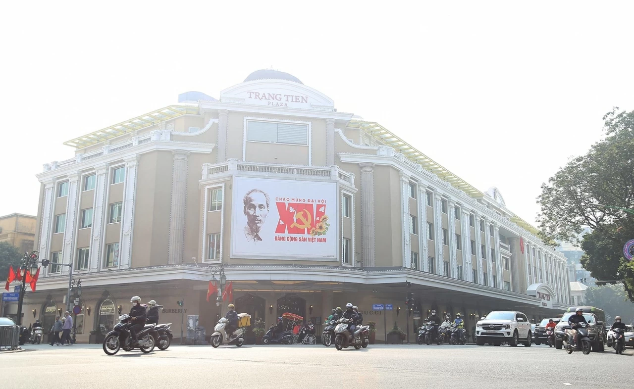 Tràng Tiền Plaza tại ngã tư Tràng Tiền - Hàng Bài có thể dễ dàng quan sát các tấm pano, tranh cổ động chào mừng Đại hội XIV. (Ảnh: Thành Long)