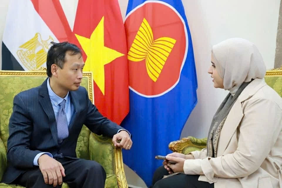 Đại sứ Nguyễn Nam Dương trả lời phỏng vấn báo chí nước sở tại về những thông tin liên quan đến Đại hội lần thứ XIV của Đảng Cộng sản Việt Nam. (Ảnh: Đại sứ quán Việt Nam tại Ai Cập)