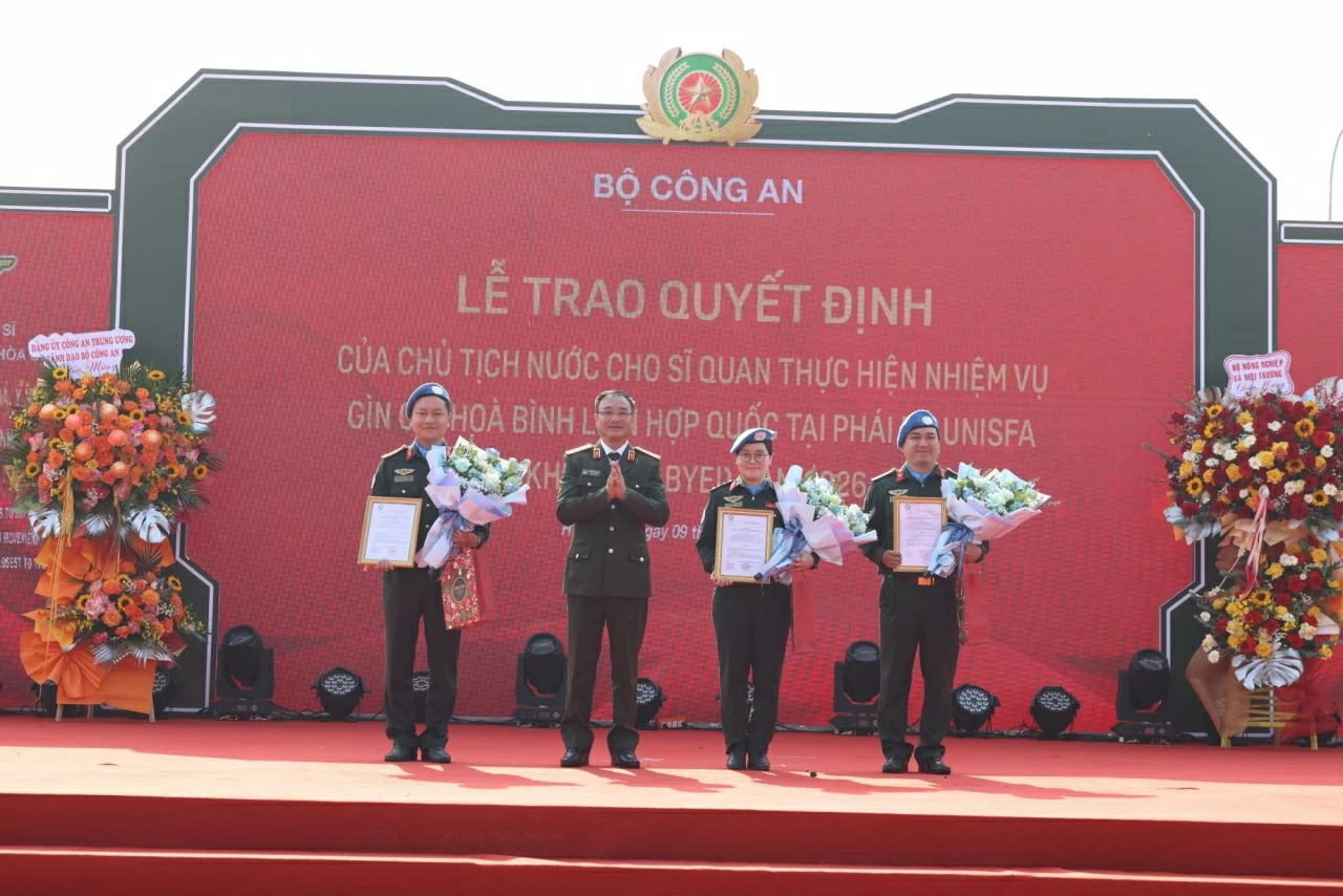 Trao quyết định của Chủ tịch nước cho 3 sĩ quan Công an nhân dân tham gia gìn giữ hòa bình Liên hợp quốc Trao quyết định của Chủ tịch nước cho 3 sĩ quan Công an nhân dân tham gia gìn giữ hòa bình Liên hợp quốc