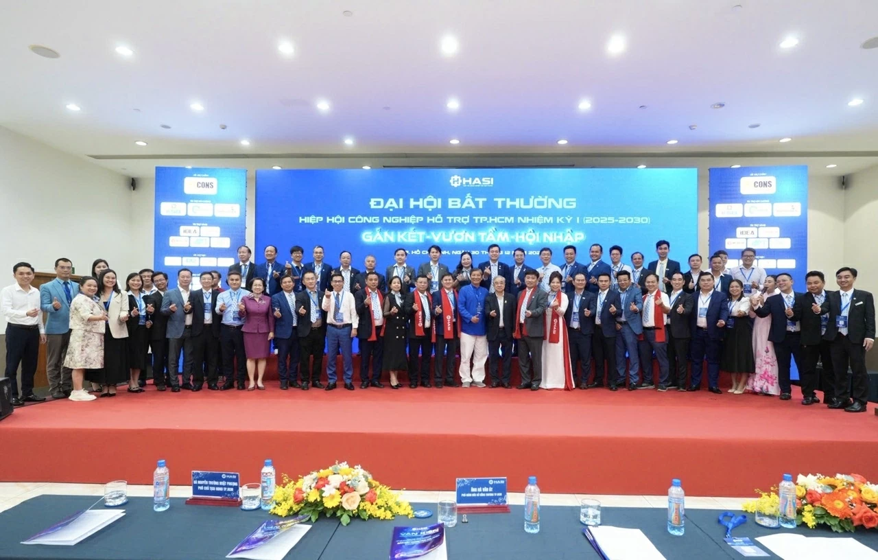 Ban Chấp hành, Ban Kiểm tra HASI nhiệm kỳ I (2025 - 2030) cùng chụp ảnh lưu niệm với quý vị đại biểu, quý vị khách quý đến tham dự Đại hội.