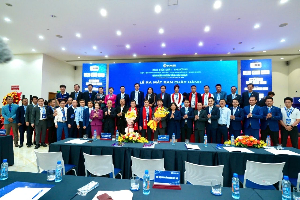 Ban Chấp hành, Ban Kiểm tra HASI nhiệm kỳ I ra mắt, nhận hoa chúc mừng từ ông Hà Văn Út, Thành ủy viên, Phó Giám đốc Sở Công Thương TP.HCM và bà Nguyễn Trần Nhật Phượng - Thành ủy viên, Phó Chủ tịch HĐND TP.HCM.