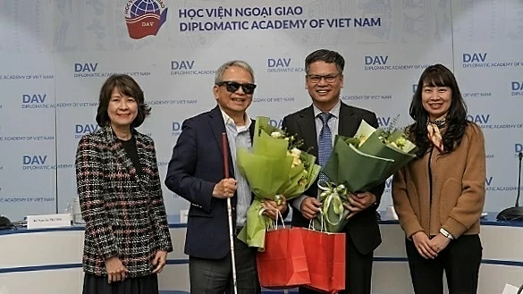 Đại diện Học viện Ngoại giao chụp ảnh cùng 2 diễn giả của Khan Academy Vietnam. Đại diện Học viện Ngoại giao chụp ảnh cùng 2 diễn giả của Khan Academy Vietnam.