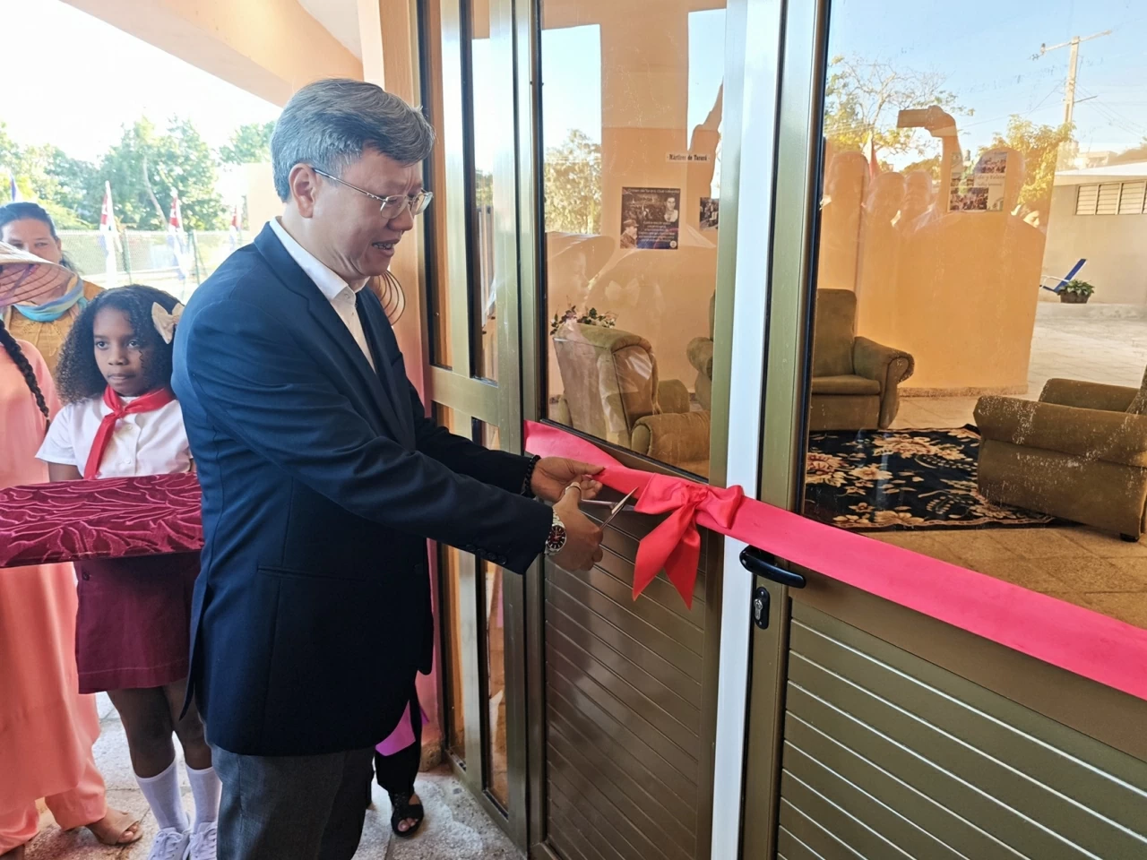 Khánh thành Trường Tiểu học do Việt Nam tại trợ tại làng Bến Tre, Cuba