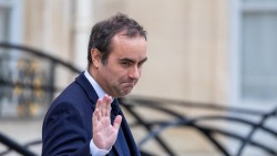 Chính phủ Pháp phát tín hiệu 'cứng' trước nguy cơ bị bỏ phiếu bất tín nhiệm, xem xét một kịch bản