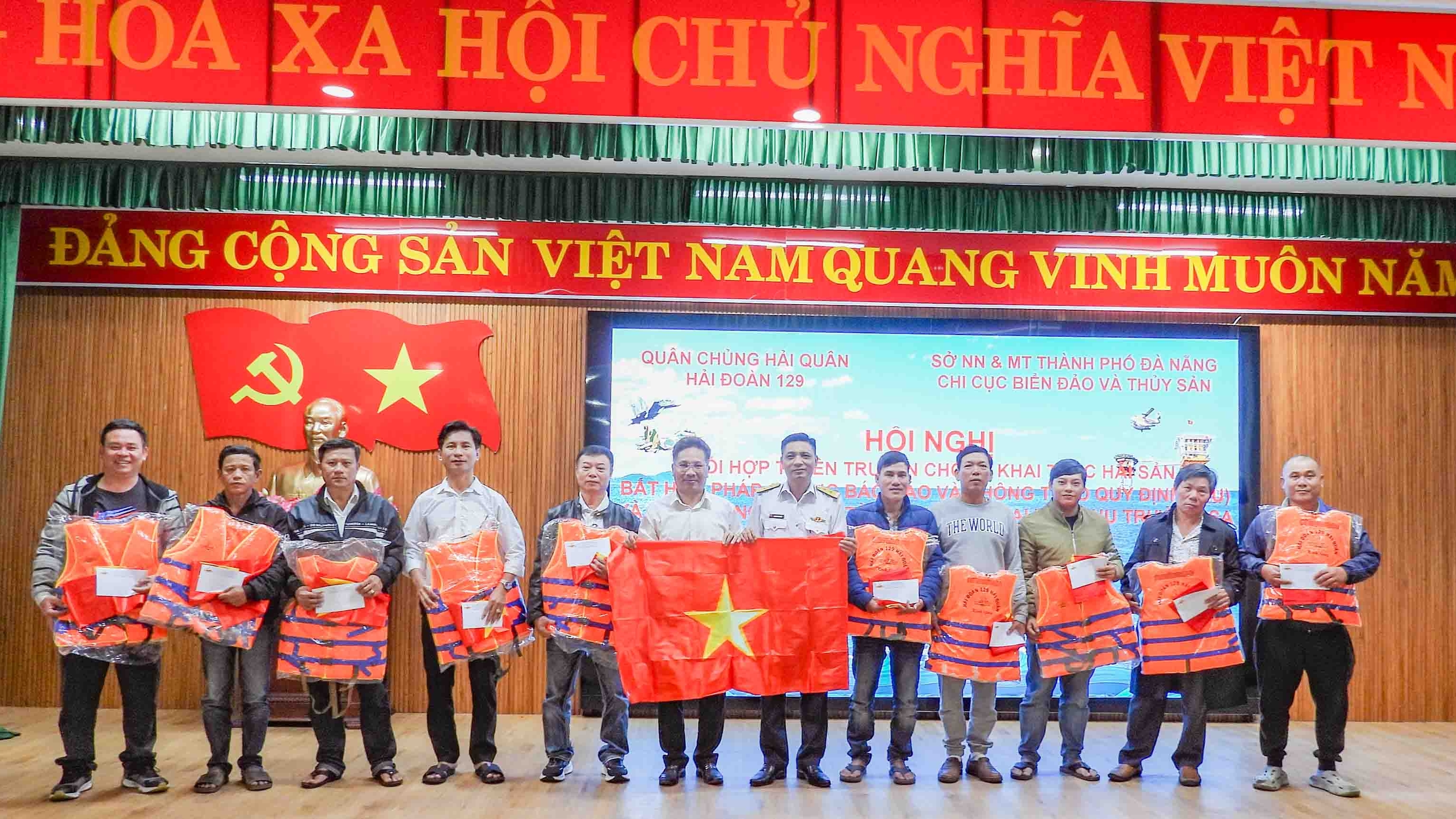 Hải đoàn 129 hải quân tuyên truyền chống khai thác IUU và tặng cờ, áo phao, quà cho ngư dân