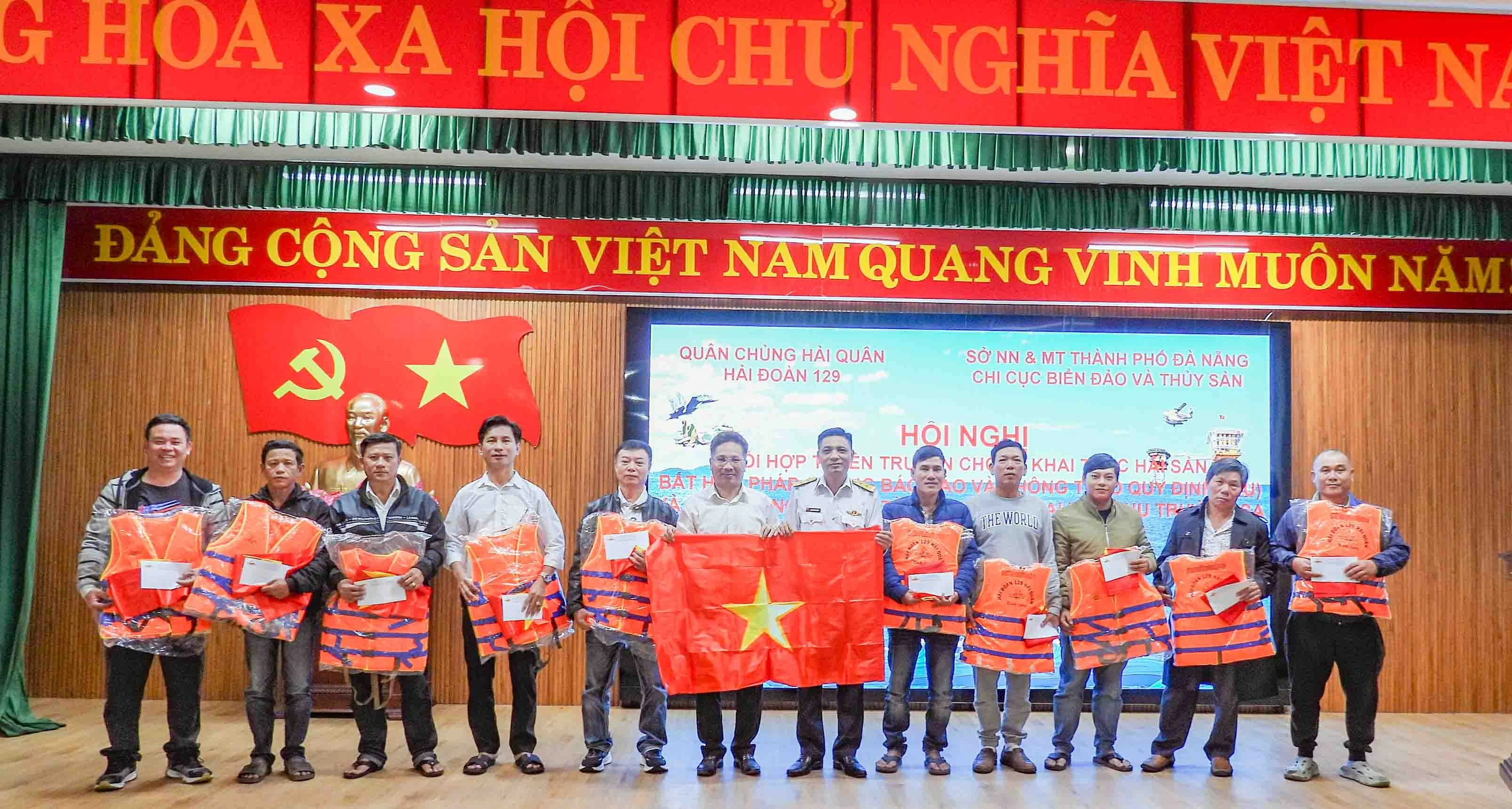 Hải đoàn 129 hải quân tuyên truyền IUU và tặng cờ, áo phao, quà cho ngư dân
