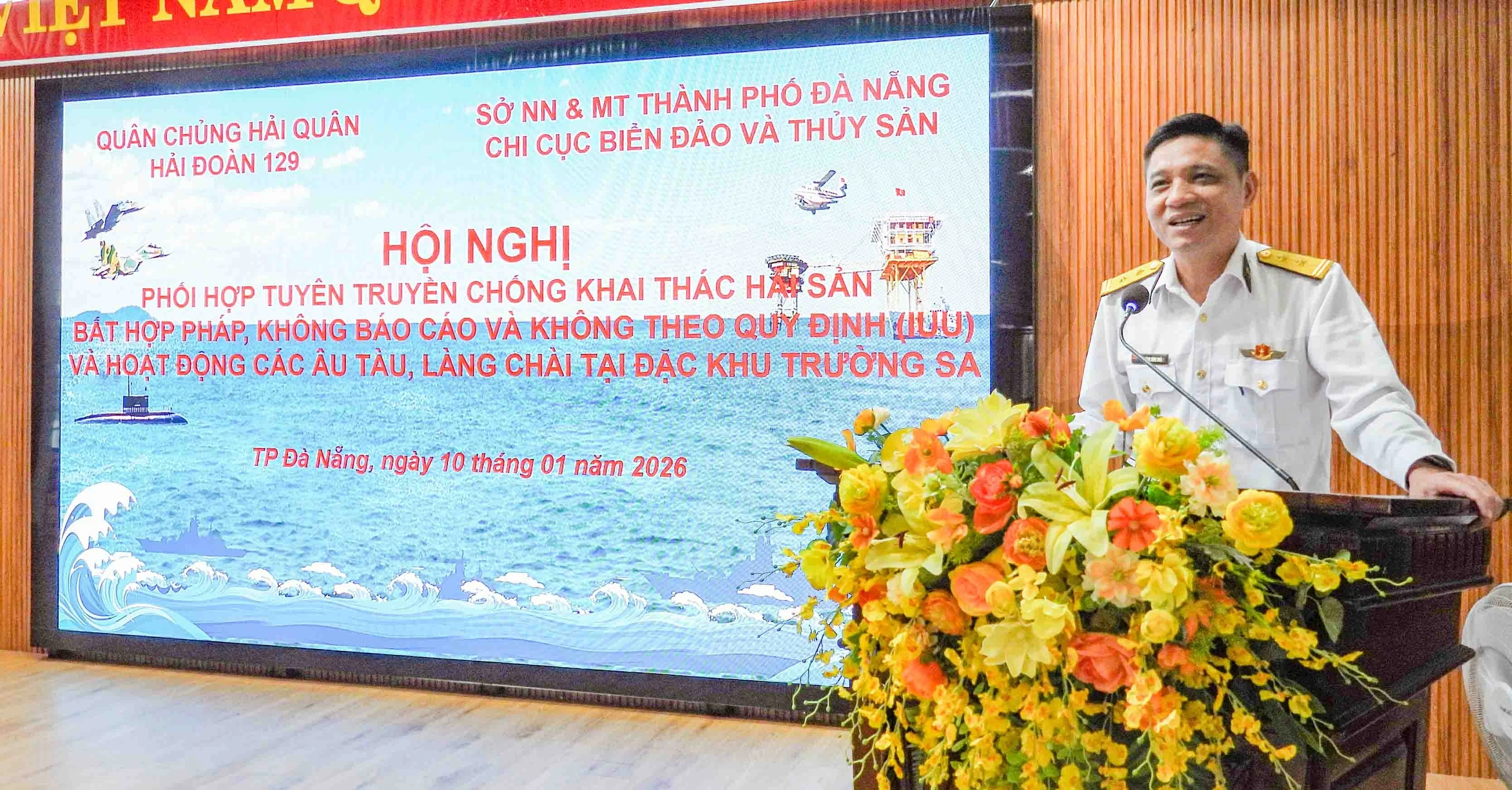 Hải đoàn 129 hải quân tuyên truyền IUU và tặng cờ, áo phao, quà cho ngư dân