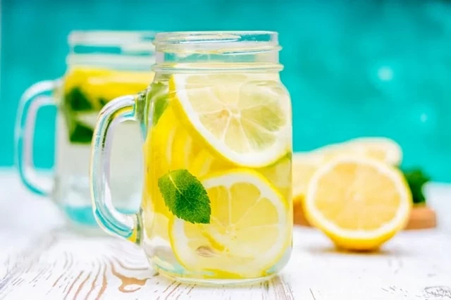 Những nhóm người được khuyên nên thường xuyên uống nước chanh ấm sau bữa sáng Những nhóm người được khuyên nên thường xuyên uống nước chanh ấm sau bữa sáng