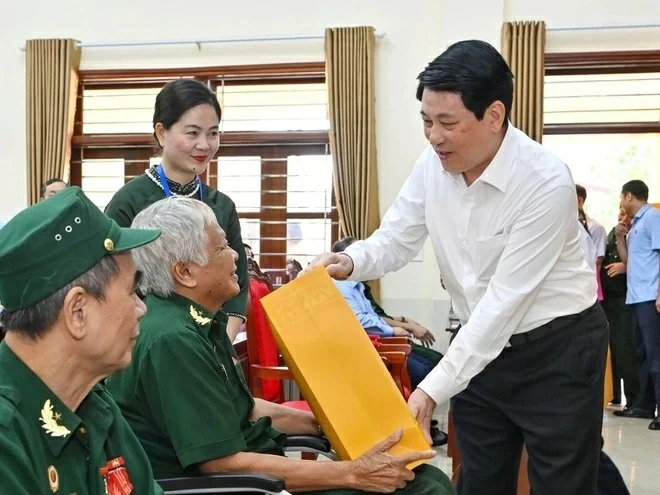 Bộ Nội vụ hướng dẫn tặng quà của Chủ tịch nước cho người có công dịp Tết Bính Ngọ 2026 Bộ Nội vụ hướng dẫn tặng quà của Chủ tịch nước cho người có công dịp Tết Bính Ngọ 2026