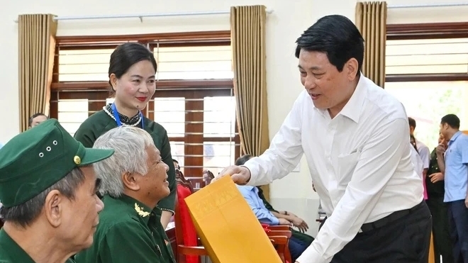 Hướng dẫn tặng quà Tết Bính Ngọ 2026 cho người có công